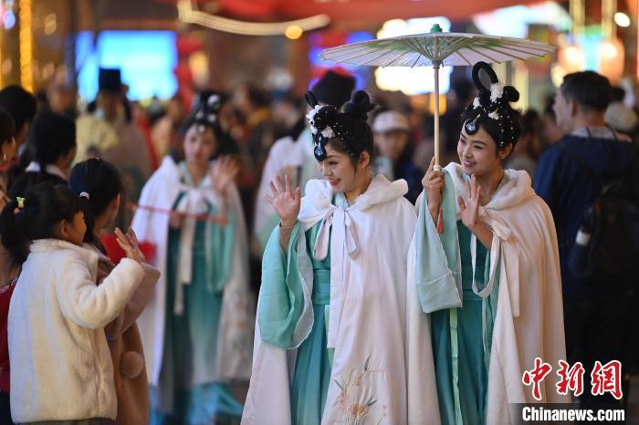 圖為街區(qū)人員著傳統服飾與游人互動。李亞龍 攝</p><p>