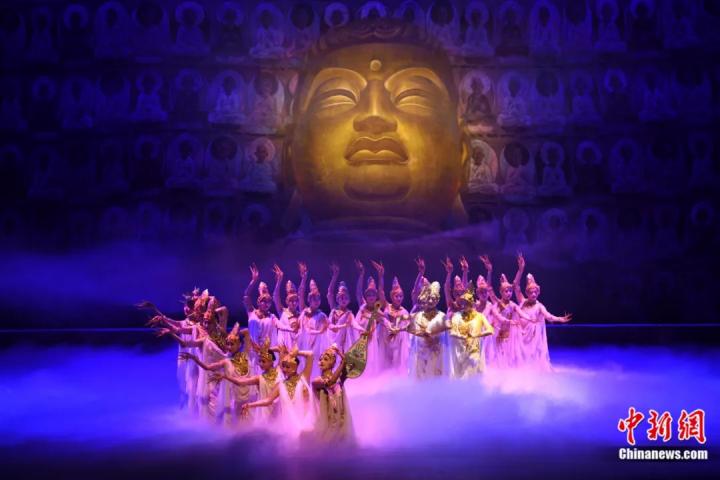 2024年2月23日晚，中國經(jīng)典舞劇《絲路花雨》在甘肅蘭州演出恭賀新春。李亞龍 攝