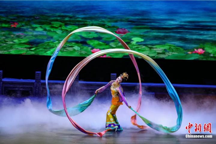2023年4月17日晚，中國經(jīng)典舞劇《絲路花雨》在澳門百老匯劇場演出。甘肅演藝集團(tuán) 供圖