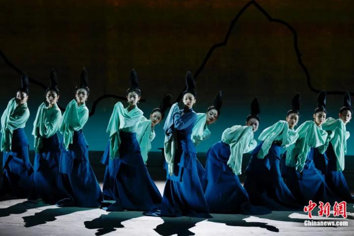 2024年2月29日晚，舞蹈詩劇《只此青綠》在北京上演，多國駐華使節(jié)和國際組織代表前來觀賞。韓海丹 攝