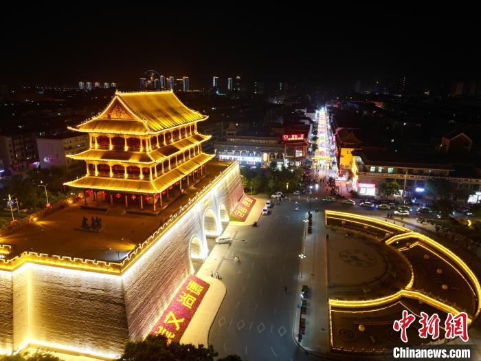 圖為武威市標(biāo)志性建筑涼州古城門燈光亮起。(無人機照片) 　戴文昌 攝</p><p>