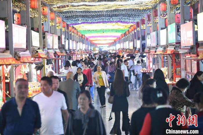 圖為燈光亮起，明清街夜市人氣漸旺?！〈魑牟?攝</p><p>