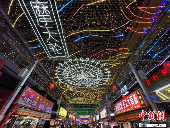 圖為明清街夜市燈光點亮具有武威文化元素的“摩天輪”彩燈?！〈魑牟?攝</p><p>