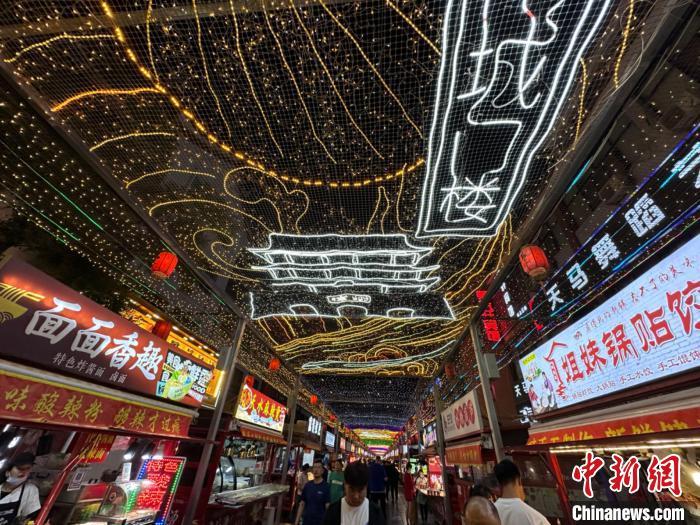 圖為明清街夜市燈光點亮具有武威文化元素的“涼州古城門”彩燈?！〈魑牟?攝</p><p>