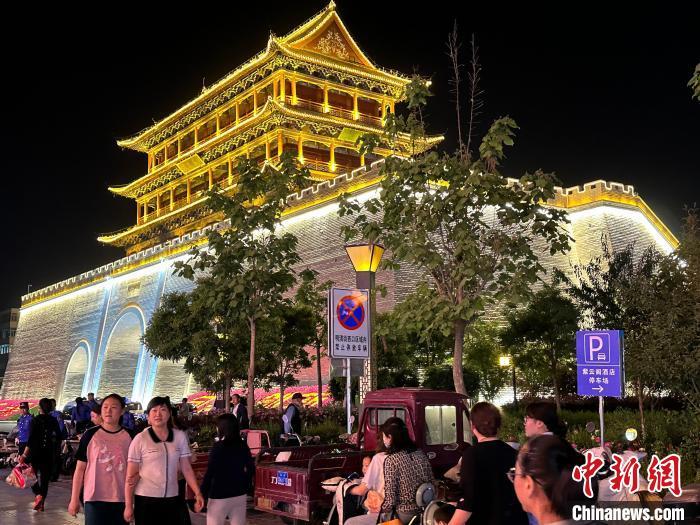 圖為夜幕降臨，涼州古城門燈光亮起。　戴文昌 攝