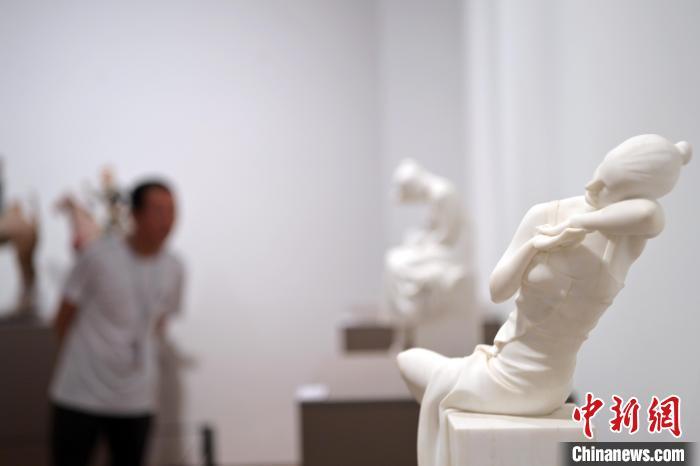 5月21日，在“絲路印跡”雕塑藝術(shù)作品展展出的作品《綺羅香·香》。九美旦增 攝</p>
<p>