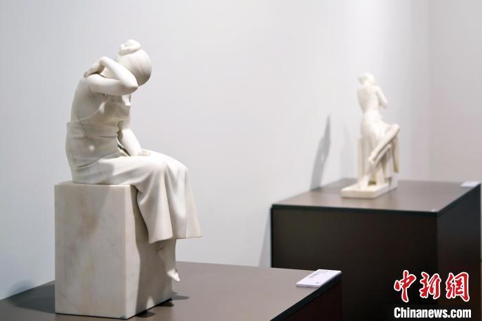 5月21日，在“絲路印跡”雕塑藝術(shù)作品展展出的雕塑作品《聲聲慢·艾艾》。九美旦增 攝</p>
<p>