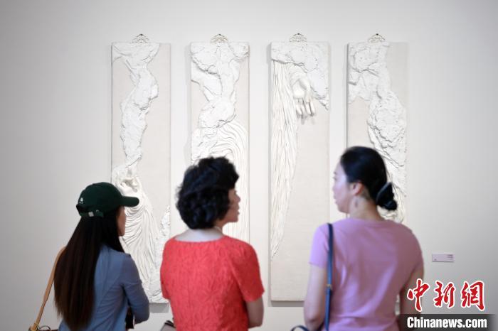 5月21日，觀眾參觀在“絲路印跡”雕塑藝術(shù)作品展展出的作品《無相》。九美旦增 攝</p>
<p>