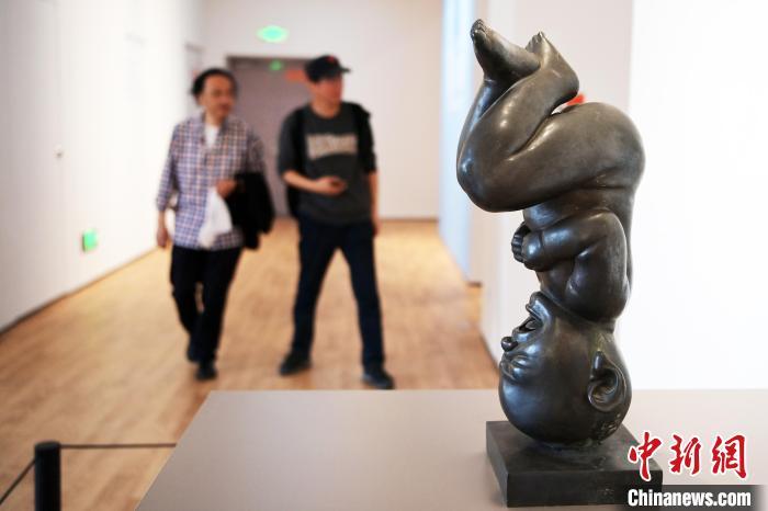 5月21日，觀眾參觀“絲路印跡”雕塑藝術(shù)作品展展出的雕塑作品。九美旦增 攝</p>
<p>
