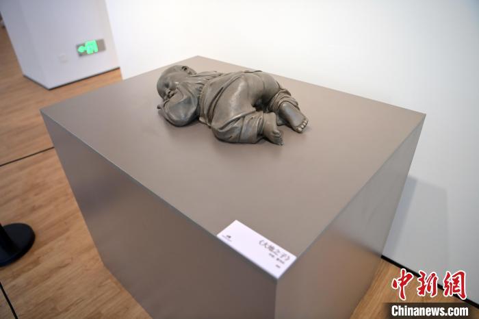 5月21日，在“絲路印跡”雕塑藝術(shù)作品展展出的作品《大地之子》。九美旦增 攝</p>
<p>