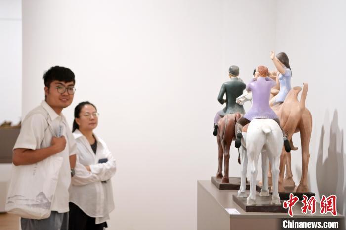 5月21日，觀眾參觀在“絲路印跡”雕塑藝術(shù)作品展展出的雕塑作品《絲路話語》。九美旦增 攝</p>
<p>