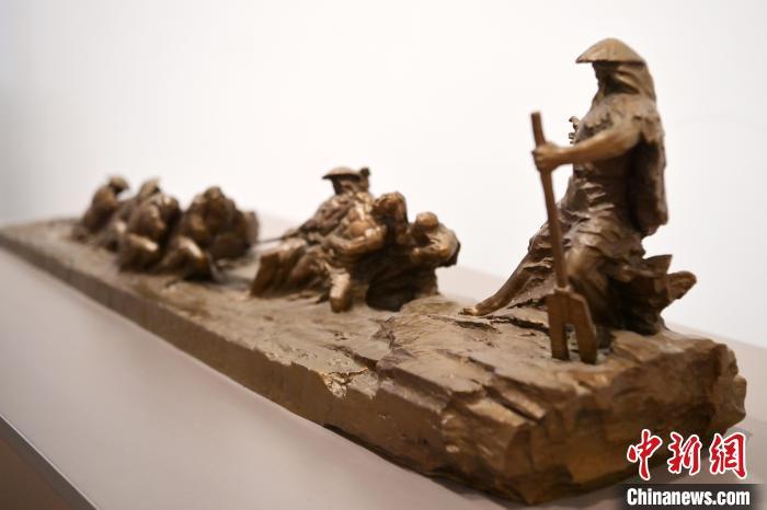 5月21日，在“絲路印跡”雕塑藝術(shù)作品展展出的作品《治水為民·禹德九州》。九美旦增 攝</p>
<p>