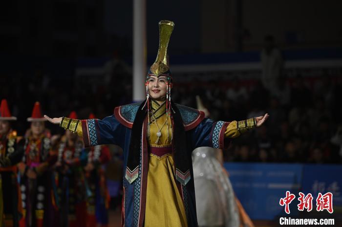 圖為開幕式現(xiàn)場蒙古族服飾秀。李亞龍 攝