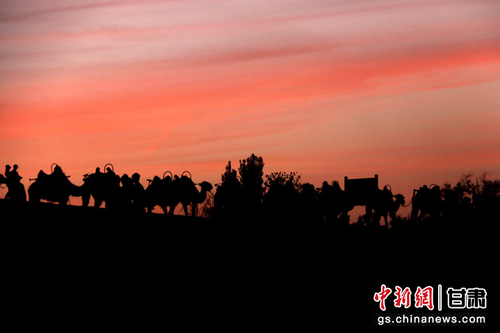 6月9日，敦煌市鳴沙山月牙泉景區(qū)晚霞如畫(huà)，美不勝收。張曉亮　攝