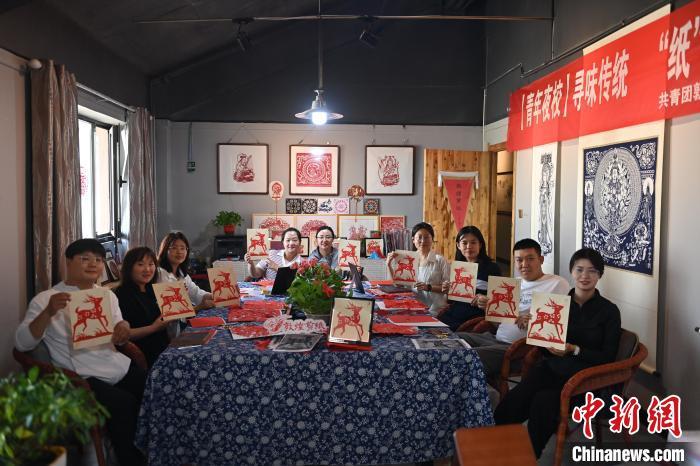 6月6日，在甘肅敦煌青年夜校課程中，青年學(xué)員展示學(xué)習(xí)敦煌非遺剪紙的成果。