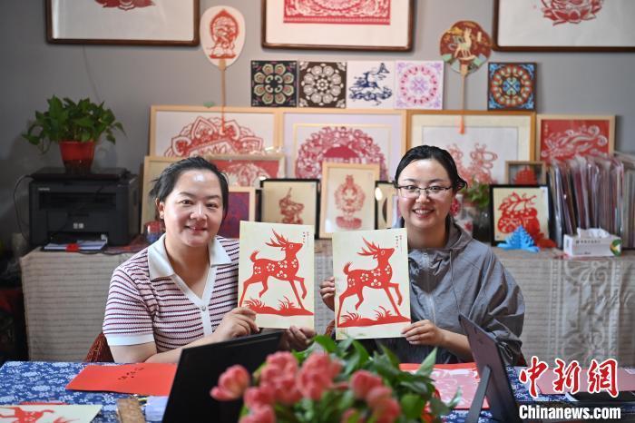 6月6日，在甘肅敦煌青年夜校課程中，青年學(xué)員展示學(xué)習(xí)敦煌非遺剪紙的成果。李亞龍 攝　　