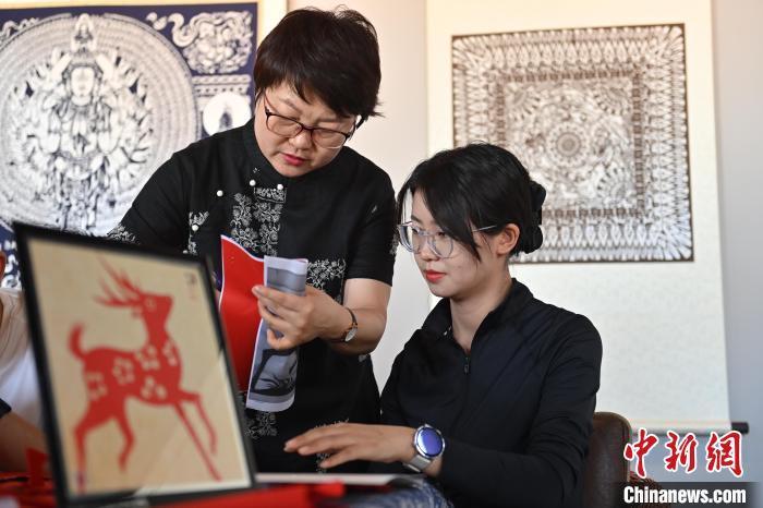 6月6日，在甘肅敦煌青年夜校課程中，青年學(xué)員學(xué)習(xí)敦煌非遺剪紙課程。李亞龍 攝