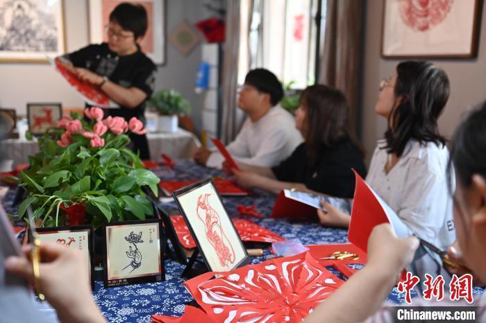 6月6日，在甘肅敦煌青年夜校課程中，青年學(xué)員學(xué)習(xí)敦煌非遺剪紙課程。李亞龍 攝　　