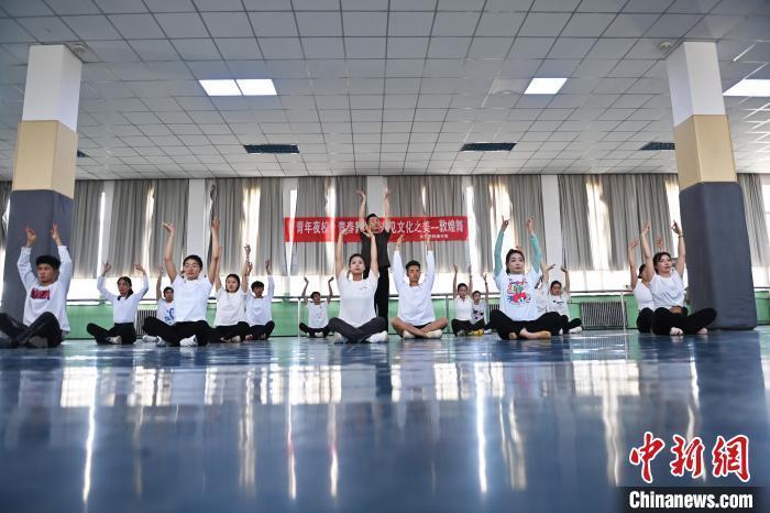 6月6日，在甘肅敦煌青年夜校課程中，青年學(xué)員學(xué)習(xí)敦煌舞課程。李亞龍 攝　　