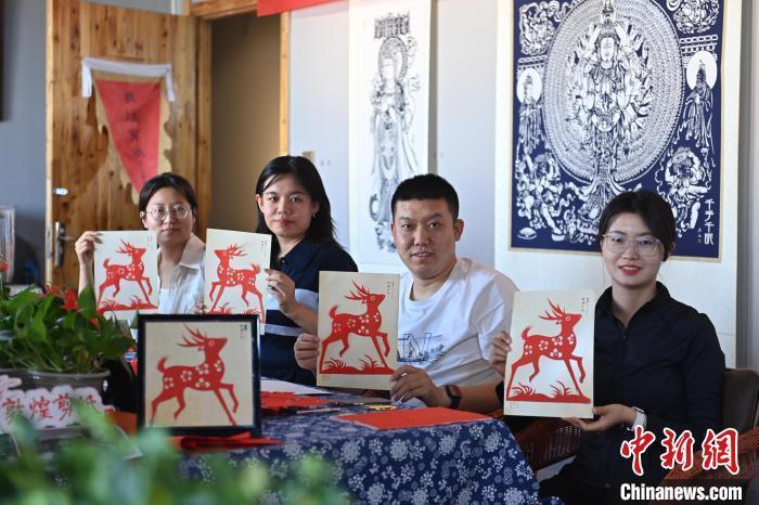 6月6日，在甘肅敦煌青年夜校課程中，青年學(xué)員展示學(xué)習(xí)敦煌非遺剪紙的成果。李亞龍 攝　　