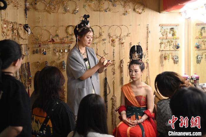 6月6日，在甘肅敦煌青年夜校課程中，青年學(xué)員學(xué)習(xí)敦煌美妝課程。李亞龍 攝