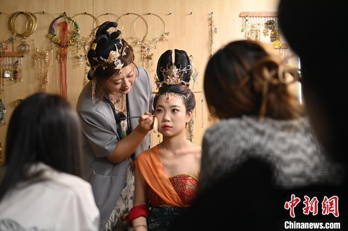 6月6日，在甘肅敦煌青年夜校課程中，青年學(xué)員學(xué)習(xí)敦煌美妝課程。李亞龍 攝　　