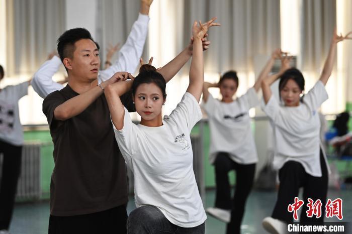 6月6日，在甘肅敦煌青年夜校課程中，青年學(xué)員學(xué)習(xí)敦煌舞課程。李亞龍 攝　　