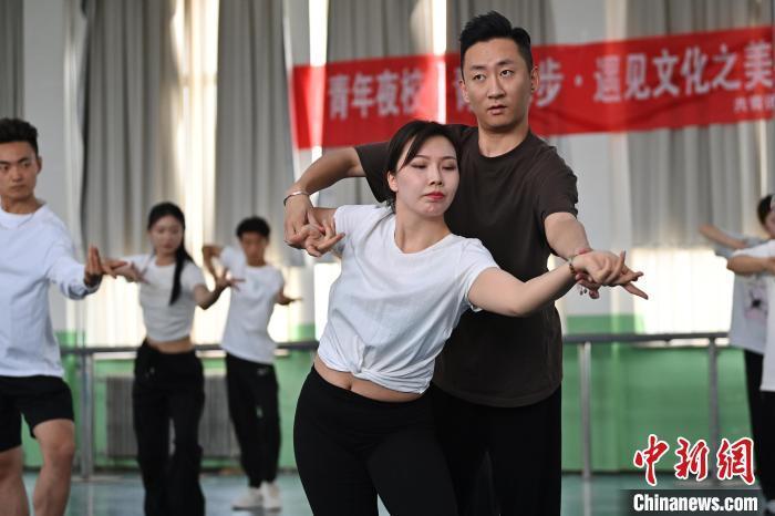 6月6日，在甘肅敦煌青年夜校課程中，學(xué)員學(xué)習(xí)敦煌舞課程。李亞龍 攝　　