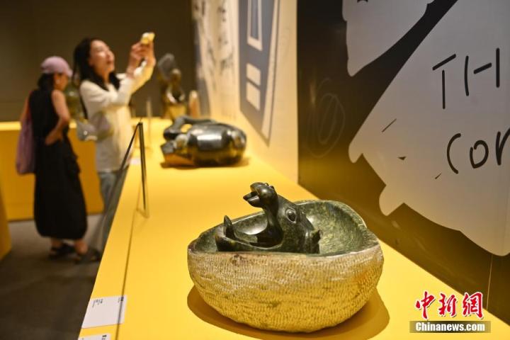 圖為該藝術(shù)展展陳的蛇紋石作品《河馬池》。中新社記者 李亞龍 攝