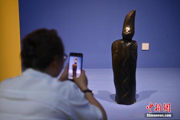 圖為游客拍攝蛇紋石作品《貴婦人》。中新社記者 李亞龍 攝