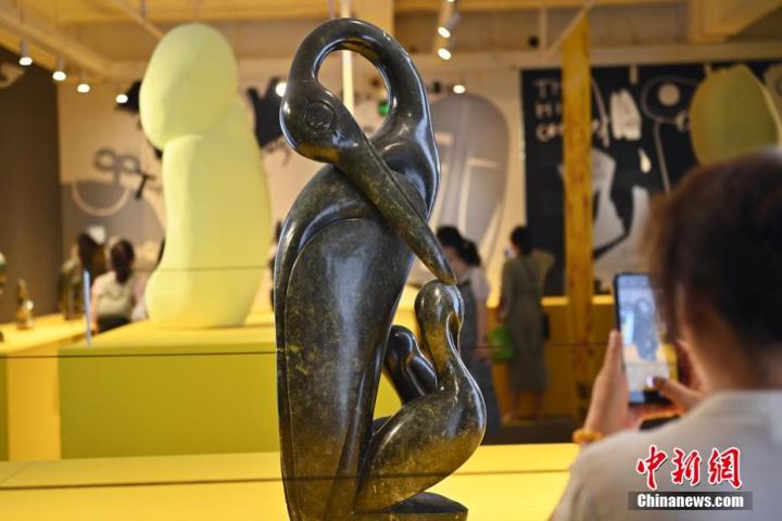 圖為游客拍攝蛇紋石作品《依戀》。中新社記者 李亞龍 攝