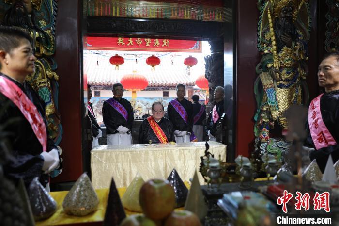6月21日，“2024(甲辰年)兩岸共祭人文始祖伏羲典禮”在臺灣新北舉行。擔(dān)任主祭官的先嗇宮董事長、中國國民黨前秘書長李乾龍(中)出席典禮并擔(dān)任主祭官。中新社記者 張曉曦 攝