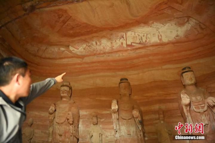 7月15日，甘肅省平?jīng)鍪袥艽h百里石窟長(zhǎng)廊中的南石窟寺1號(hào)窟內(nèi)，工作人員介紹窟內(nèi)僅存的浮雕——佛傳故事。百里石窟長(zhǎng)廊位于涇川縣境內(nèi)，由512個(gè)石窟、5眼窟中石井組成，現(xiàn)存王母宮石窟、鳳凰山石窟、南石窟寺、丈八寺石窟、羅漢洞石窟、太山寺石窟等規(guī)模較大的石窟群，還有數(shù)量眾多的小石窟群。南石窟寺開鑿于北魏永平三年，其中1號(hào)窟屬于大型七佛窟，七佛高達(dá)6米。中新社記者 李亞龍 攝</p>
<p>