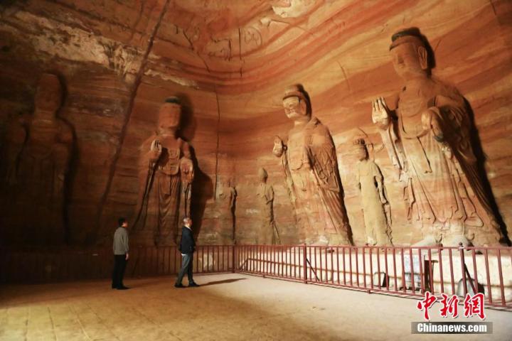 7月15日，游人參觀甘肅省平?jīng)鍪袥艽h百里石窟長(zhǎng)廊中的南石窟寺1號(hào)窟。百里石窟長(zhǎng)廊位于涇川縣境內(nèi)，由512個(gè)石窟、5眼窟中石井組成，現(xiàn)存王母宮石窟、鳳凰山石窟、南石窟寺、丈八寺石窟、羅漢洞石窟、太山寺石窟等規(guī)模較大的石窟群，還有數(shù)量眾多的小石窟群。南石窟寺開鑿于北魏永平三年，其中1號(hào)窟屬于大型七佛窟，七佛高達(dá)6米。中新社記者 李亞龍 攝