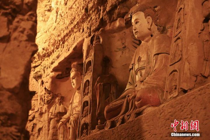 7月15日，甘肅省平?jīng)鍪袥艽h百里石窟長(zhǎng)廊中的王母宮石窟造像。百里石窟長(zhǎng)廊位于涇川縣境內(nèi)，由512個(gè)石窟、5眼窟中石井組成，現(xiàn)存王母宮石窟、鳳凰山石窟、南石窟寺、丈八寺石窟、羅漢洞石窟、太山寺石窟等規(guī)模較大的石窟群，還有數(shù)量眾多的小石窟群。王母宮石窟又名千佛洞，該窟設(shè)計(jì)宏大，造像生動(dòng)，窟內(nèi)擁有造像數(shù)百尊，是較為珍貴的佛教文化歷史遺存。中新社記者 李亞龍 攝</p>
<p>