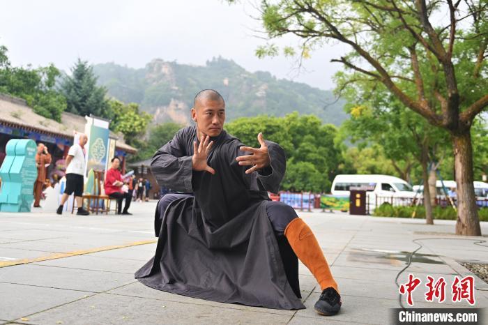 7月14日，甘肅省平?jīng)鍪嗅轻忌骄皡^(qū)內(nèi)，嵩山少林弟子展示武藝。7月13日至14日，“2024年北京體育大學(xué)第十五屆國(guó)際武術(shù)比賽交流大會(huì)暨首屆崆峒山國(guó)際武術(shù)大會(huì)”舉行，大會(huì)也在崆峒山景區(qū)進(jìn)行問(wèn)道崆峒、武術(shù)高級(jí)研修班、崆峒拜師等系列活動(dòng)。中新社記者 李亞龍 攝</p>
<p>
