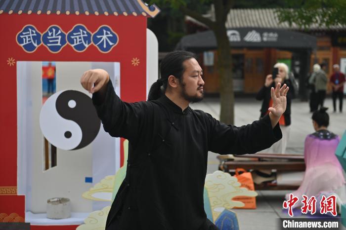 7月14日，甘肅省平?jīng)鍪嗅轻忌骄皡^(qū)內(nèi)，武當(dāng)玄武派傳承人展示武當(dāng)武術(shù)。7月13日至14日，“2024年北京體育大學(xué)第十五屆國(guó)際武術(shù)比賽交流大會(huì)暨首屆崆峒山國(guó)際武術(shù)大會(huì)”舉行，大會(huì)也在崆峒山景區(qū)進(jìn)行問(wèn)道崆峒、武術(shù)高級(jí)研修班、崆峒拜師等系列活動(dòng)。中新社記者 李亞龍 攝</p>
<p>