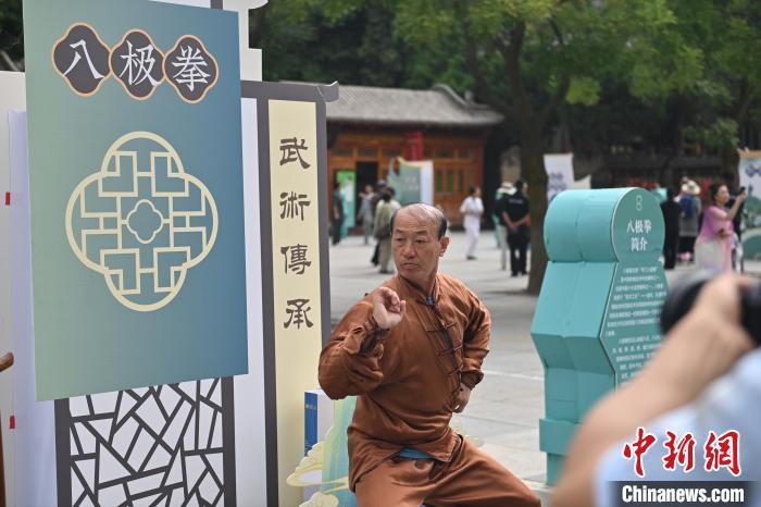 7月14日，甘肅省平?jīng)鍪嗅轻忌骄皡^(qū)內(nèi)，八極拳傳承人展示八極拳。7月13日至14日，“2024年北京體育大學(xué)第十五屆國(guó)際武術(shù)比賽交流大會(huì)暨首屆崆峒山國(guó)際武術(shù)大會(huì)”舉行，大會(huì)也在崆峒山景區(qū)進(jìn)行問(wèn)道崆峒、武術(shù)高級(jí)研修班、崆峒拜師等系列活動(dòng)。中新社記者 李亞龍 攝</p>
<p>