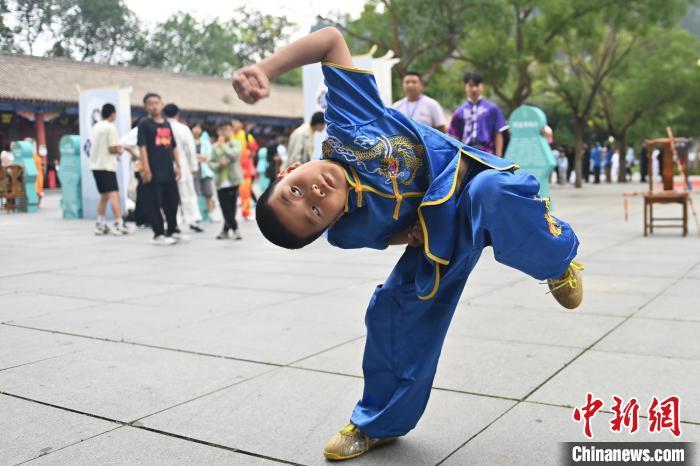 7月14日，甘肅省平?jīng)鍪嗅轻忌骄皡^(qū)內(nèi)，小朋友展示查拳。7月13日至14日，“2024年北京體育大學(xué)第十五屆國(guó)際武術(shù)比賽交流大會(huì)暨首屆崆峒山國(guó)際武術(shù)大會(huì)”舉行，大會(huì)也在崆峒山景區(qū)進(jìn)行問(wèn)道崆峒、武術(shù)高級(jí)研修班、崆峒拜師等系列活動(dòng)。中新社記者 李亞龍 攝</p>
<p>