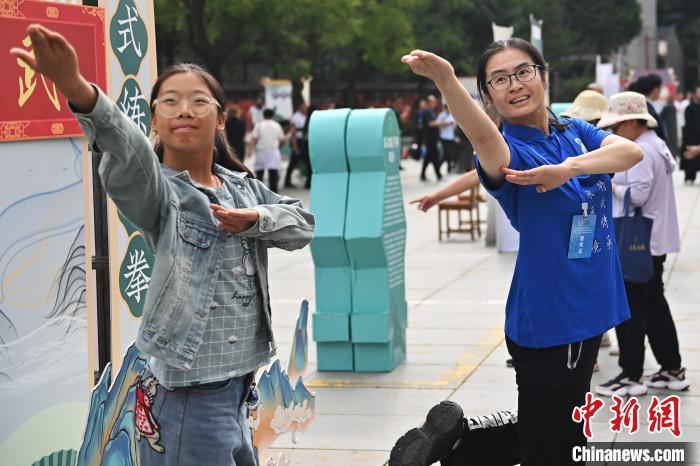 7月14日，甘肅省平?jīng)鍪嗅轻忌骄皡^(qū)內(nèi)，霍氏練手拳傳承人、霍元甲玄孫女霍靜虹(右)教授武術(shù)愛(ài)好者霍氏練手拳。7月13日至14日，“2024年北京體育大學(xué)第十五屆國(guó)際武術(shù)比賽交流大會(huì)暨首屆崆峒山國(guó)際武術(shù)大會(huì)”舉行，大會(huì)也在崆峒山景區(qū)進(jìn)行問(wèn)道崆峒、武術(shù)高級(jí)研修班、崆峒拜師等系列活動(dòng)。中新社記者 李亞龍 攝</p>
<p>
