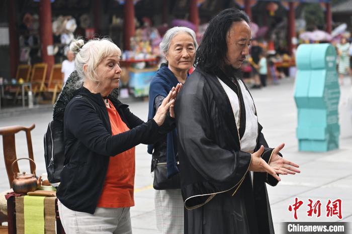 7月14日，甘肅省平?jīng)鍪嗅轻忌骄皡^(qū)內(nèi)，外籍武術(shù)愛(ài)好者感受青城武術(shù)。7月13日至14日，“2024年北京體育大學(xué)第十五屆國(guó)際武術(shù)比賽交流大會(huì)暨首屆崆峒山國(guó)際武術(shù)大會(huì)”舉行，大會(huì)也在崆峒山景區(qū)進(jìn)行問(wèn)道崆峒、武術(shù)高級(jí)研修班、崆峒拜師等系列活動(dòng)。中新社記者 李亞龍 攝</p>
<p>