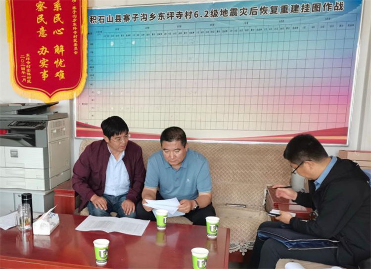 州縣紀(jì)委監(jiān)委機關(guān)聯(lián)合督查組對下沉干部 、駐村干部 、包村組長、村干部 “四級”干部履職到崗情況，以及工作日志和民情臺賬、訴求臺賬進(jìn)行日常監(jiān)督檢查，壓實工作責(zé)任。.jpg