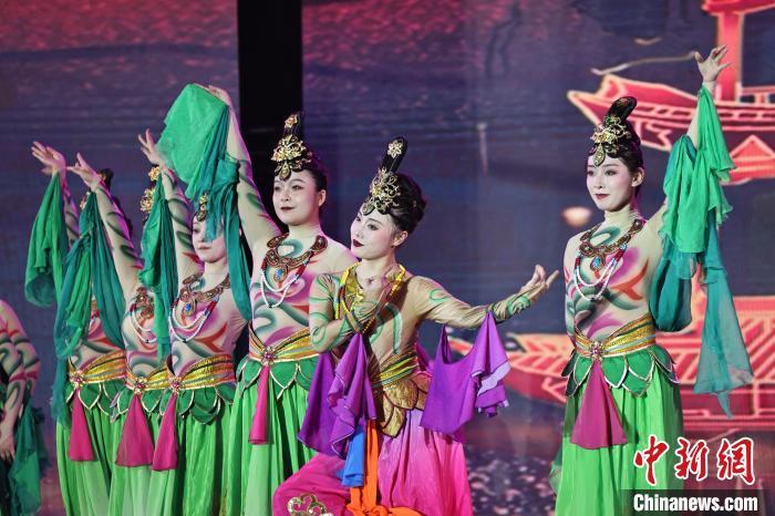 7月19日晚，第五屆黃河之濱文藝展演在蘭州體育文化廣場(chǎng)開(kāi)幕。圖為開(kāi)幕式演出敦煌舞蹈。張曦予 攝