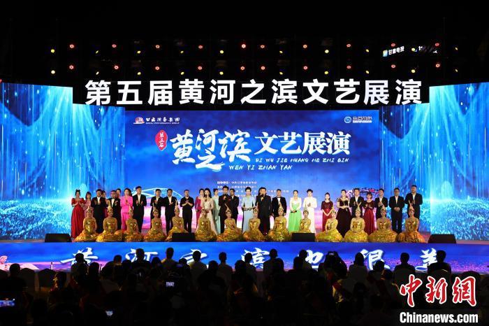7月19日晚，第五屆黃河之濱文藝展演在蘭州體育文化廣場(chǎng)開(kāi)幕。張曦予 攝