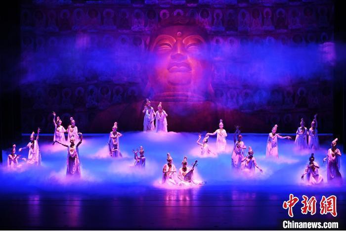 7月18日晚，中國(guó)經(jīng)典舞劇《絲路花雨》在甘肅蘭州黃河劇院進(jìn)行演出。中國(guó)經(jīng)典舞劇《絲路花雨》迎來45周年，7月17日-8月4日在蘭州開啟為期多天的駐場(chǎng)演出。該舞劇取材于敦煌莫高窟壁畫，集中國(guó)霓裳羽衣舞、敦煌舞、印度舞、黑巾舞、波斯馬鈴舞等于一身，自1979年演出至今，該劇先后在40多個(gè)國(guó)家和地區(qū)演出近4000場(chǎng)，觀眾550多萬人次。中新社記者 李亞龍 攝</p>
<p>