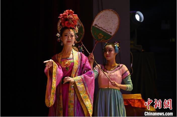 7月18日晚，中國(guó)經(jīng)典舞劇《絲路花雨》在甘肅蘭州黃河劇院進(jìn)行演出。中國(guó)經(jīng)典舞劇《絲路花雨》迎來45周年，7月17日-8月4日在蘭州開啟為期多天的駐場(chǎng)演出。該舞劇取材于敦煌莫高窟壁畫，集中國(guó)霓裳羽衣舞、敦煌舞、印度舞、黑巾舞、波斯馬鈴舞等于一身，自1979年演出至今，該劇先后在40多個(gè)國(guó)家和地區(qū)演出近4000場(chǎng)，觀眾550多萬人次。中新社記者 李亞龍 攝</p>
<p>