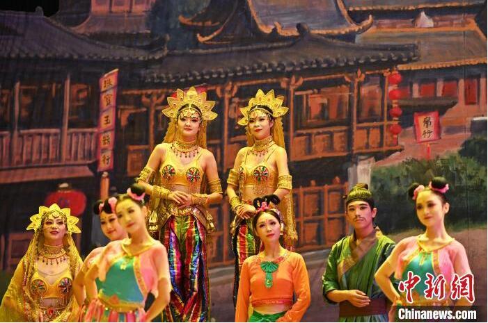 7月18日晚，中國(guó)經(jīng)典舞劇《絲路花雨》在甘肅蘭州黃河劇院進(jìn)行演出。中國(guó)經(jīng)典舞劇《絲路花雨》迎來45周年，7月17日-8月4日在蘭州開啟為期多天的駐場(chǎng)演出。該舞劇取材于敦煌莫高窟壁畫，集中國(guó)霓裳羽衣舞、敦煌舞、印度舞、黑巾舞、波斯馬鈴舞等于一身，自1979年演出至今，該劇先后在40多個(gè)國(guó)家和地區(qū)演出近4000場(chǎng)，觀眾550多萬人次。中新社記者 李亞龍 攝</p>
<p>