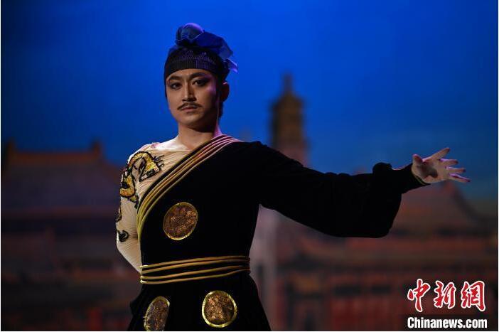 7月18日晚，中國(guó)經(jīng)典舞劇《絲路花雨》在甘肅蘭州黃河劇院進(jìn)行演出。中國(guó)經(jīng)典舞劇《絲路花雨》迎來45周年，7月17日-8月4日在蘭州開啟為期多天的駐場(chǎng)演出。該舞劇取材于敦煌莫高窟壁畫，集中國(guó)霓裳羽衣舞、敦煌舞、印度舞、黑巾舞、波斯馬鈴舞等于一身，自1979年演出至今，該劇先后在40多個(gè)國(guó)家和地區(qū)演出近4000場(chǎng)，觀眾550多萬人次。中新社記者 李亞龍 攝