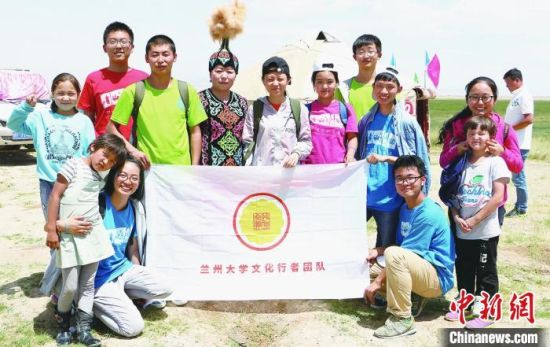 圖為蘭州大學(xué)文化行者團隊走進民族社區(qū)。(資料圖)蘭州大學(xué)供圖