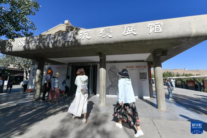 7月22日，游客排隊進入“尋境敦煌——數(shù)字敦煌沉浸展”場館。新華社記者 郎兵兵 攝</p>
<p>